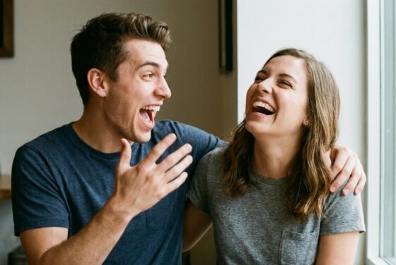 Zbliżenie na mężczyznę i kobietę w chwili śmiechu, pełne humoru i naturalnej gestykulacji