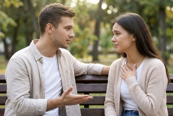 Zbliżenie na parę podczas spokojnej, pełnej zrozumienia rozmowy o rozstaniu