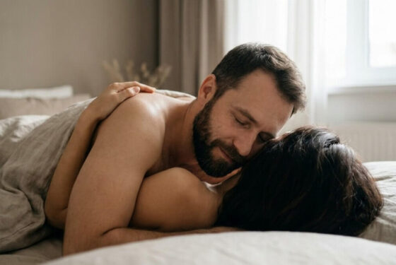 Intymny moment bliskości, ukazujący emocje mężczyzny podczas zbliżenia