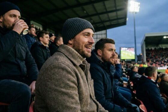 Samotni mężczyźni na stadionie