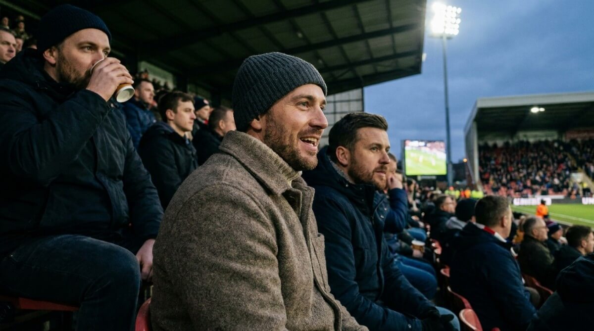 Samotni mężczyźni na stadionie