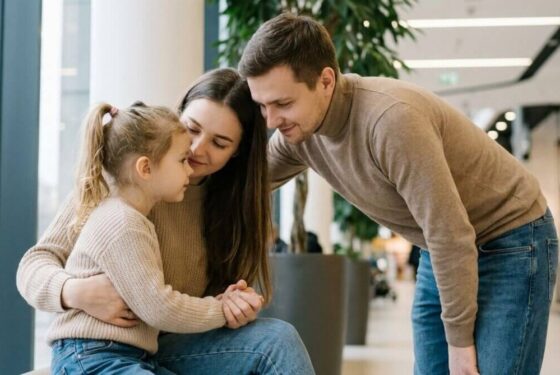 Samotna matka z córką i nowym partnerem pokazujący bliskość i budującą się relację