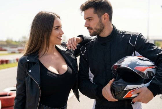 Zmysłowy flirt kobiety z mężczyzną, bliski kadr, napięcie i ponowne zainteresowanie