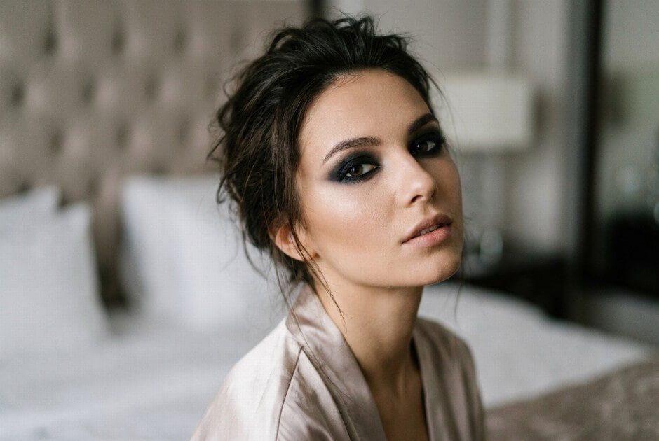 Kobieta w mocnym makijażu smoky eyes